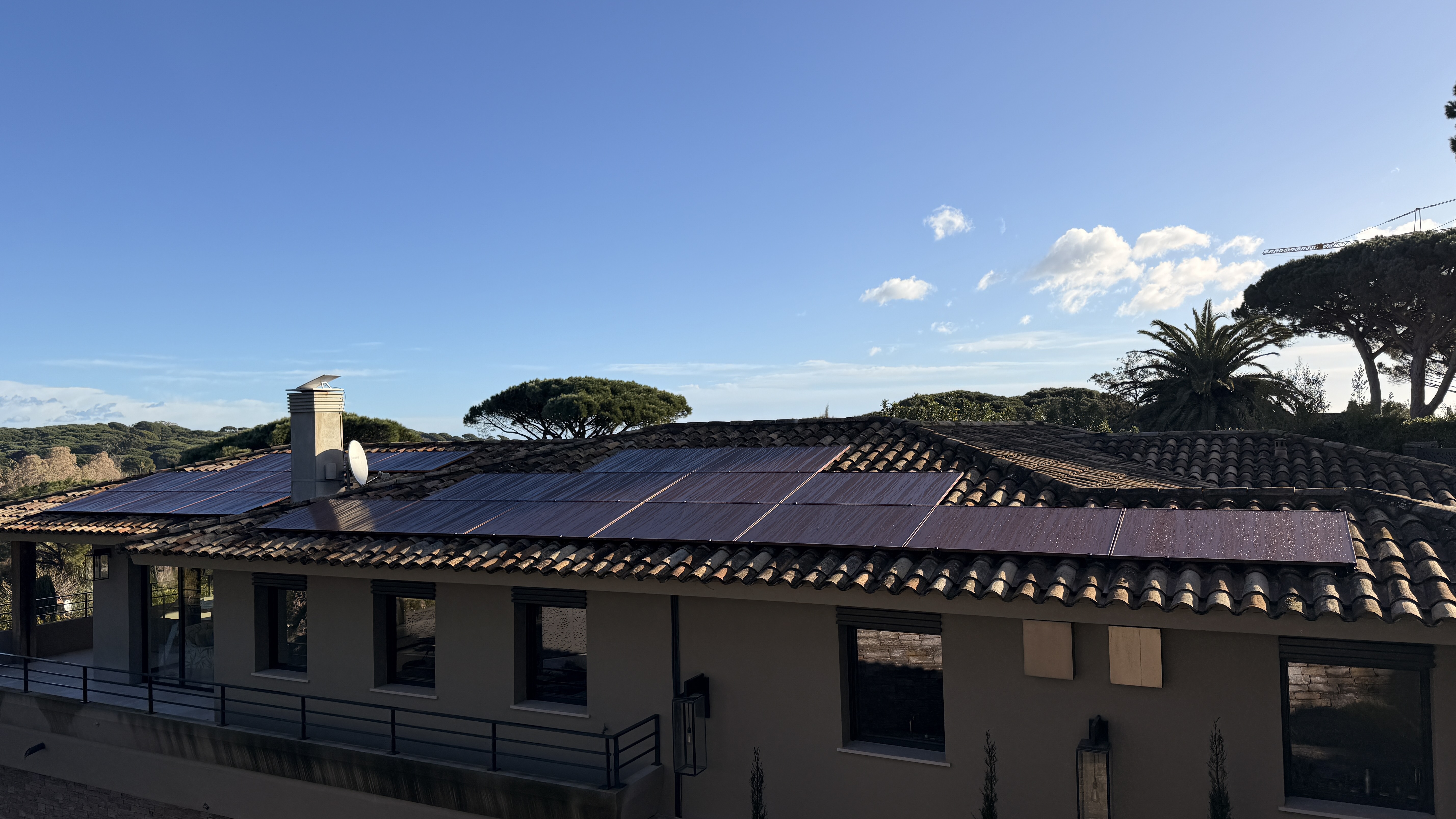 Installation panneaux solaires terracotta 7,4 kWc Saint-Tropez - vue toiture